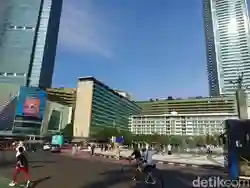 Warga Tetap Berolahraga di Bundaran HI Pagi Ini Meski CFD Tidak Ada